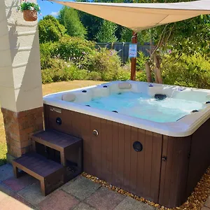 Lions Lodge: Great Location With Hot Tub Ringwood